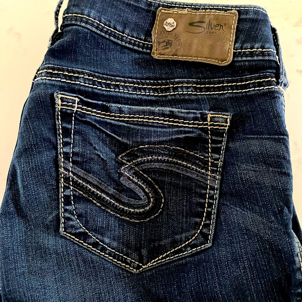 Silver Women’s Suki dark wash denim size 28 waist / 31 length